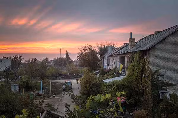 Mặt trời lặn ở Marinka, một thị trấn nhỏ nằm ở ngoại ô Donetsk. Những căn hộ bị hư hại này trở thành căn cứ của các binh sĩ Ukraine trong cuộc giao tranh với lực lượng ly khai. Giao tranh trong khu vực này vẫn tiếp diễn, bất chấp lệnh ngừng bắn.