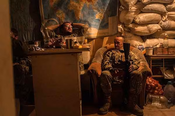 Hai binh sĩ thuộc đơn vị tình nguyện của quân đội Ukraine nghỉ ngơi ngay tại nhà bếp. Tuna (trái) đến từ Mykolaiv, một thành phố ở miền nam Ukraine, đã sống trong vùng chiến sự này suốt gần 5 tháng. Tuna đã chuyển tới Marinka, ngay ngoại ô Donetsk, sau khi rời khỏi làng Shyrokyne. Tuna hiện đang làm đầu bếp.