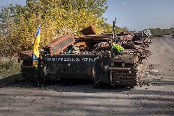 Một chiếc xe tăng bị phá hủy nằm ven đường tại thị trấn Pisky do chính phủ Ukraine kiểm soát. Dòng chữ viết trên xe tăng có nội dung: “Họ đã hy sinh mạng sống cho Ukraine”.