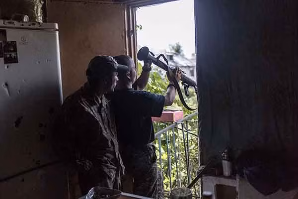 Avram là thành viên người Do thái duy nhất trong đơn vị quân tình nguyện Ukraine. Lần đầu tiên Avram đến miền đông Ukraine, đơn vị của anh ta chỉ có khoảng 12 thành viên và 4 khẩu súng bắn tỉa. Ảnh: Avram đứng cạnh Little One trong khi anh kiểm tra vũ khí.