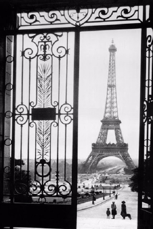 Tháp Eiffel ở Paris nhìn từ Trocadero năm 1925.