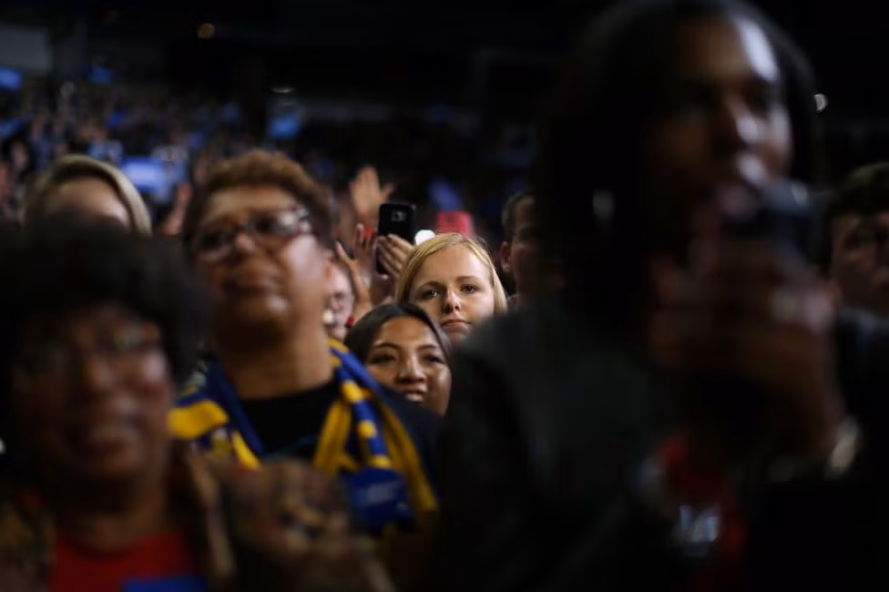 Những người ủng hộ chăm chú lắng nghe bà Michelle Obama phát biểu tại Winston-Salem.