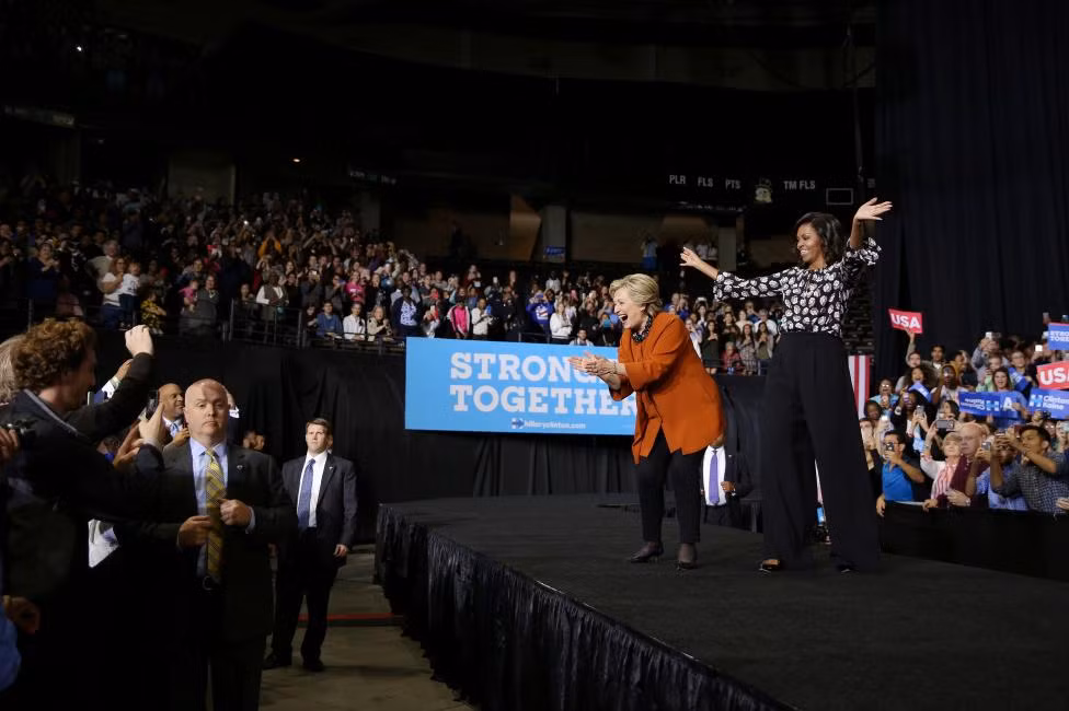 Sự phấn khích của bà Clinton và Đệ nhất phu nhân Mỹ Obama trước sự cổ vũ của những người ủng hộ.