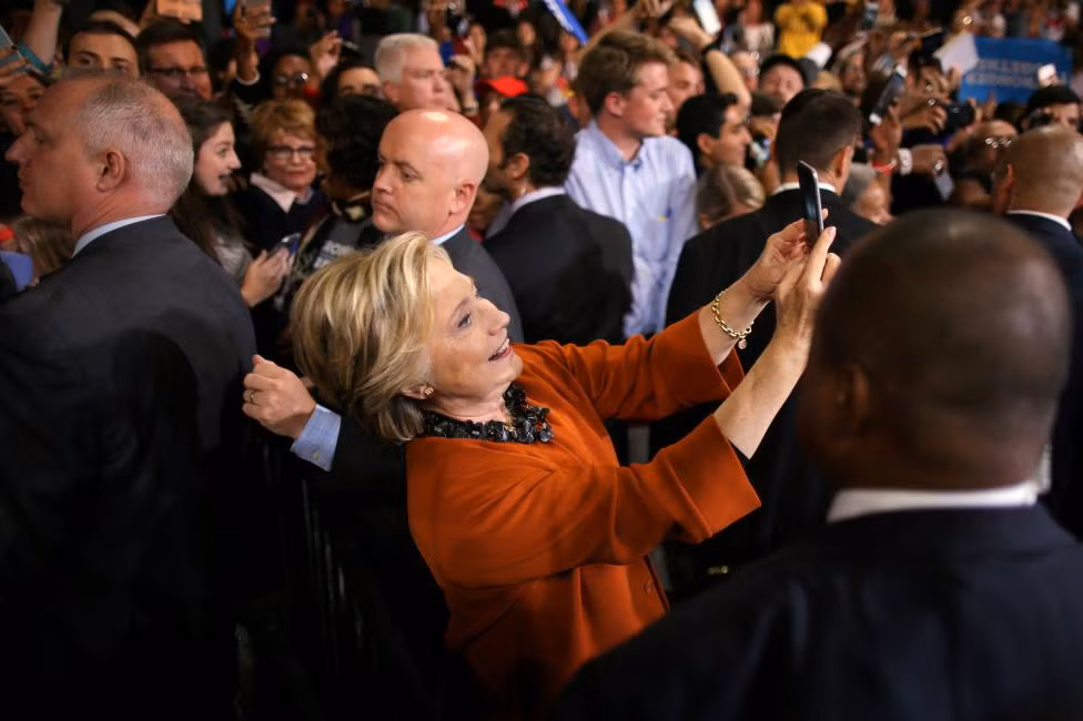 Bà Hillary Clinton chụp ảnh với người ủng hộ sau cuộc vận động tranh cử ở Bắc Carolina hôm 27/10.