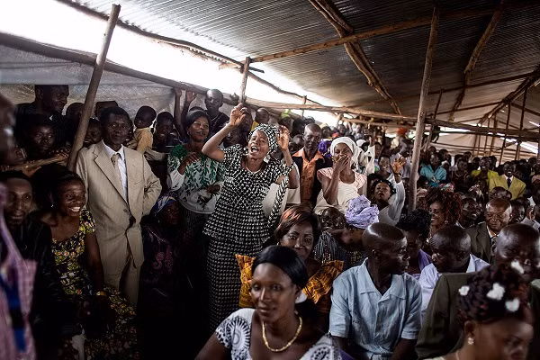 Một người phụ nữ nhảy múa tưng bừng trong đám cưới.