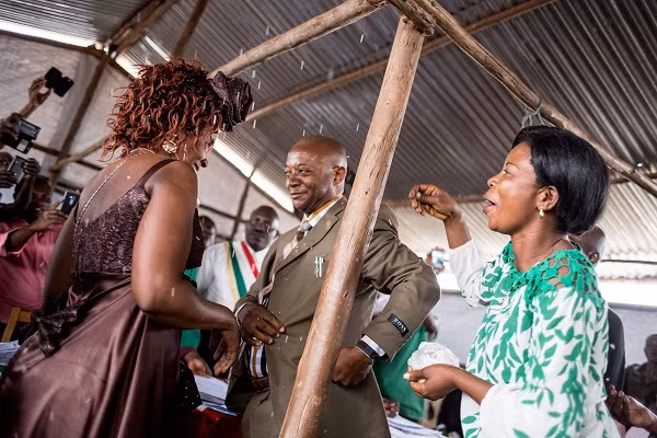 Những người tham dự tung gạo chúc phúc cho một cặp đôi khi họ chuẩn bị trao nhẫn cho nhau.