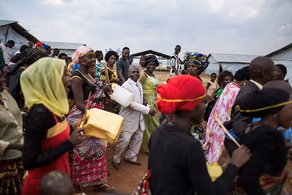 Deo Kasereka và Antoinette Etamboseka trở về nhà sau khi hôn lễ diễn ra.