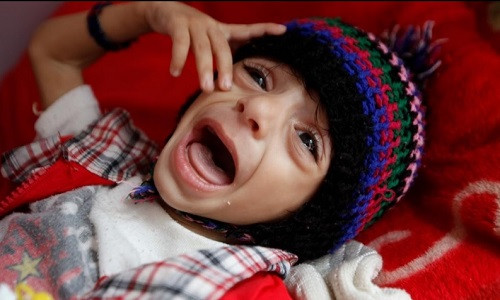 Một bé trai gào khóc trong bệnh viện.