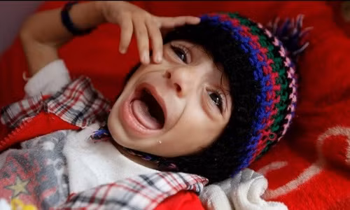 Một bé trai gào khóc trong bệnh viện.