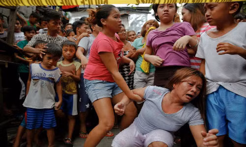 Janeth Mejos đau đớn khi thi thể cha cô, Paquito Mejos, được đưa ra khỏi nhà riêng ở thủ đô Manila hôm 14/10. Ông Paquito đã thiệt mạng trong chiến dịch chống ma túy ở Philippines.