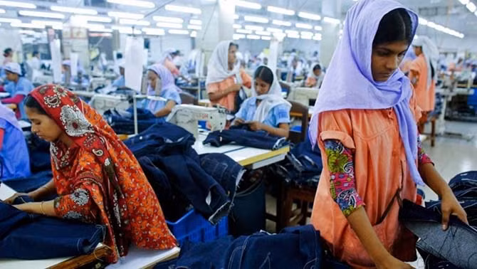 Công nhân ở Bangladesh phải làm việc trong điều kiện lao động thiếu an toàn, từ công việc phá tàu, nghiền đá cho tới sản xuất thuốc lá,... Ảnh: Nữ công nhân làm việc tại một nhà máy may.