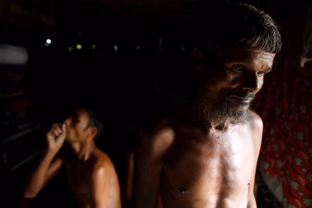 Ainul Huq (phải, 55 tuổi) và Bulbul Hossain, 25 tuổi, đã làm việc trong một nhà máy nghiền đá suốt nhiều năm. Hai người mắc bệnh phổi do hít phải bụi silic.