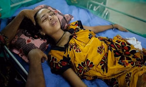 Mustafizur đang an ủi vợ của anh, Rebecca, 20 tuổi. Được biết, Rebecca, một công nhân may, cũng bị thương trong vụ sập nhà hồi năm 2013.