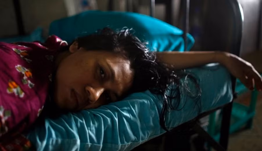 Jesmin, 25 tuổi, cũng may mắn sống sót trong vụ sập nhà Rana Plaza. Ảnh: Jesmin đang nằm chờ phẫu thuật tại Trung tâm phục hồi chức năng bại liệt (CRP).