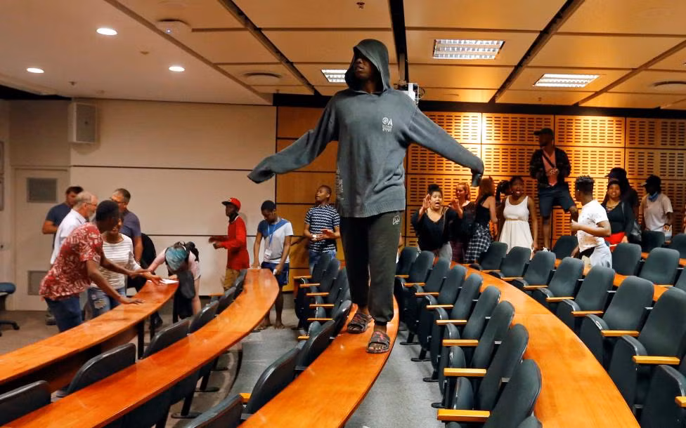 Các sinh viên biểu tình gây náo loạn tại phòng học của Đại học Cape Town ở Cape Town hôm 3/10.