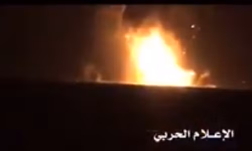 Hình ảnh tàu UAE bốc cháy sau khi trúng tên lửa.