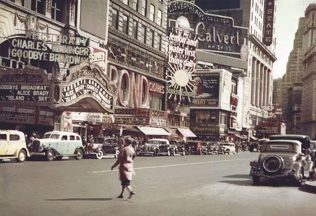 Rất nhiều ô tô đỗ tại khu vực Quảng trường Thời đại năm 1938.