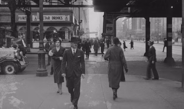 Người dân đi qua con phố 42 và đại lộ 6 năm 1933.