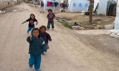 Jarrahia là một trong hàng nghìn khu định cư tạm thời ở Lebanon tiếp nhận người tị nạn Syria. Ảnh: Những đứa trẻ đang sống trong khu trại tị nạn Jarrahia.