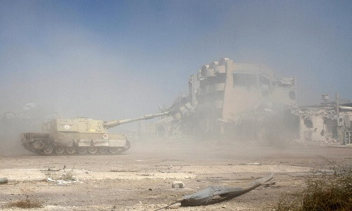 Một chiếc xe tăng của lực lượng ủng hộ chính phủ đoàn kết Libya được Liên Hợp Quốc hậu thuẫn tham gia vào cuộc chiến ác liệt chống phiến quân IS tại thành phố Sirte, Libya, hôm 2/10.