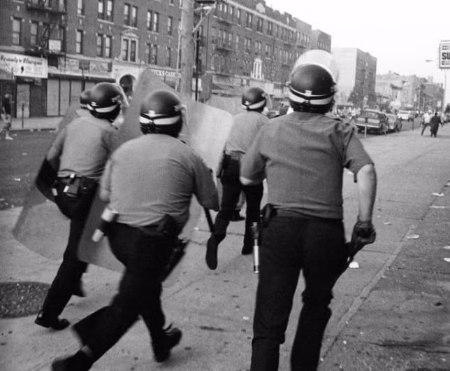 Cuộc bạo loạn bùng nổ và kéo dài trong hai ngày tiếp theo. Được biết, gần 200 người bị thương, hơn 100 người bị bắt giữ, 27 xe bị phá hủy trong những vụ bạo loạn khi đó. Tổng thiệt hại tài sản ước tính là 1 triệu USD.