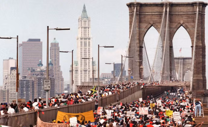 Ngày 29/8/1997, gần 7.000 người biểu tình đã tuần hành qua cầu Brooklyn để phản đối hành động cảnh sát Mỹ đánh Louima, một người đàn ông da màu, mà không tìm hiểu kỹ sự việc. Trước đó, Louima là người đã can ngăn cuộc ẩu đả giữa hai phụ nữ trong một quán bar ở Brooklyn.