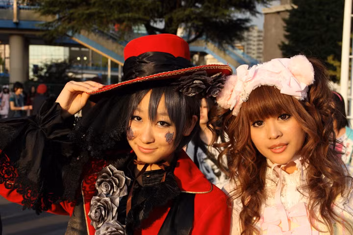 Vào mỗi ngày chủ nhật, bạn sẽ bắt gặp giới trẻ ăn mặc rất phong cách theo sở thích của mình trên đường phố Harajuku, Tokyo. Các bạn trẻ có thể tự do thể hiện ý muốn cá nhân, dù có kỳ dị như thế nào đi chăng nữa.
