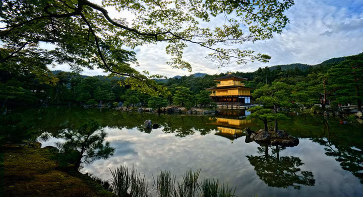 Đền Kinkakuji ở Kyoto, Nhật Bản, hay còn gọi là “Ngôi đền vàng” ban đầu là một khu nhà nghỉ của tướng Ashikaga, tổng tư lệnh dưới thời Muromachi (1336 – 1573). Sau khi ông chết, ngôi nhà trở thành một ngôi đền được dát toàn vàng lá. Ngôi đền bị phá hủy vào năm 1950 và được khôi phục lại vào năm 1955.