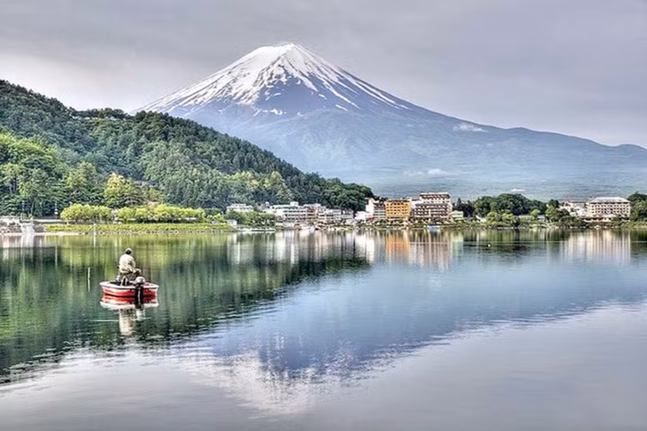 Hình ảnh núi Phú Sĩ phản chiếu trên mặt hồ Kawaguchi khiến du khách mê mẩn.