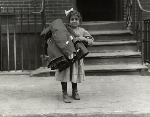 Quy định của chính quyền thành phố New York cấm trẻ dưới 14 tuổi làm việc trong các nhà máy. Tuy nhiên, những quy định như vậy không tồn tại ở mỗi gia đình. Do vậy, nhiều trẻ nhỏ mang công việc trong các nhà máy về nhà để làm.