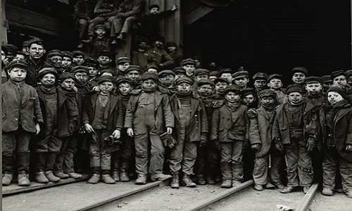 Những đứa trẻ này từng làm việc trong các mỏ than ở Pennsylvania. Chúng làm việc 10 tiếng một ngày và 6 ngày trong tuần.