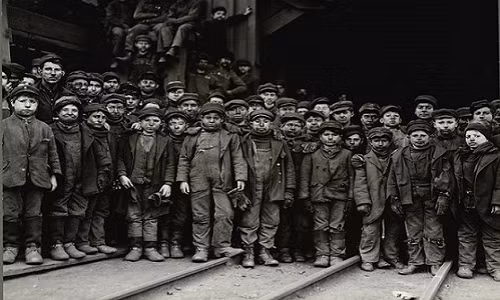 Những đứa trẻ này từng làm việc trong các mỏ than ở Pennsylvania. Chúng làm việc 10 tiếng một ngày và 6 ngày trong tuần.