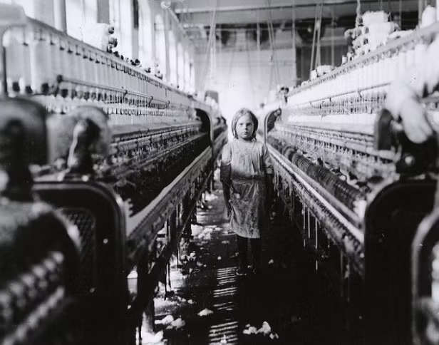 Đa phần những em nhỏ làm việc trong các nhà máy bông đều là trẻ mồ côi. Các em sẽ được cung cấp chỗ ăn, ở và nước uống khi làm việc trong những nhà máy này. Ảnh: Một bé gái làm việc trong nhà máy ở Bắc Carolina.