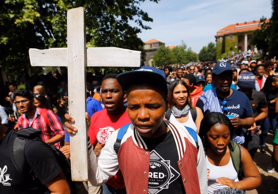 Đông đảo sinh viên của Đại học Cape Town hát vang trong cuộc biểu tình ở Cape Town ngày 5/10.