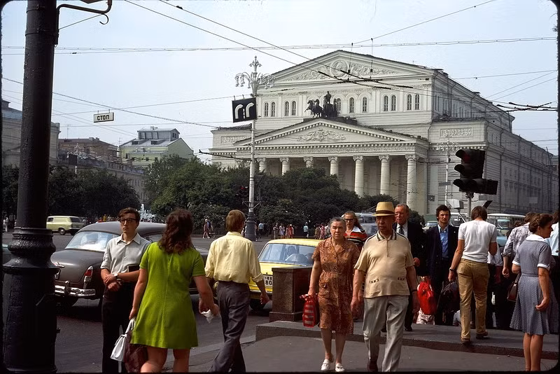 Người dân mặc những bộ trang phục sáng màu đi lại trên đường phố tấp nập ở Liên Xô hồi năm 1976. Ảnh: ER.