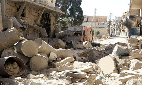 Theo Hiệp hội Y khoa Mỹ-Syria, ít nhất 2 quả bom thùng đã rơi trúng bệnh viện M10 ở khu vực do phe nổi dậy Syria kiểm soát tại thành phố Aleppo hôm 1/10.