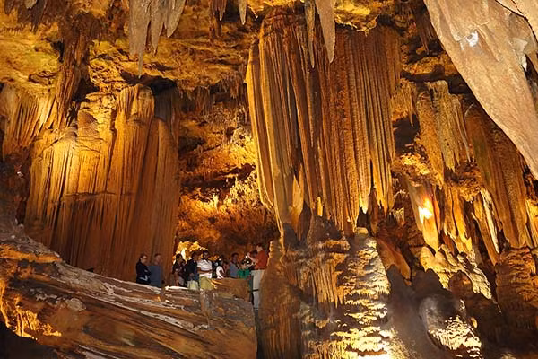 Một hướng dẫn viên đang dẫn đoàn du khách tham quan hang động Luray Caverns ở Luray, bang Virginia (Mỹ) ngày 14/8/2016.