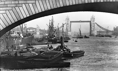 Quang cảnh Cầu Tháp London ngay sau khi cầu được xây dựng trong khoảng thời gian từ năm 1886 đến 1894.