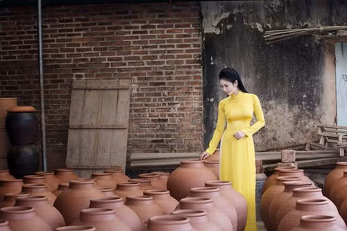 Nếu vẻ đẹp của gốm Bát Tràng là sự đa dạng về nước men hay những nét vẽ tinh tế…