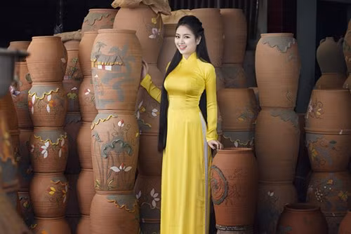 … thì hồn cốt của Phù Lãng được tạo nên từ sự dân dã, mộc mạc, dáng gốm đơn giản, khỏe khoắn tăng thêm điểm nhấn từ nước men da lươn.