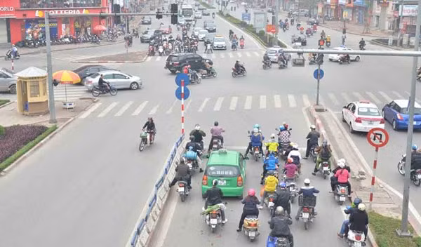 Nhiều người quay đầu nơi có biển cấm.