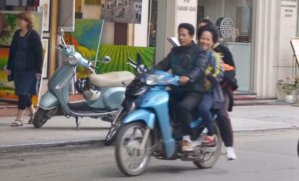 Không đội mũ bảo hiểm, đi vượt quá số người quy định.