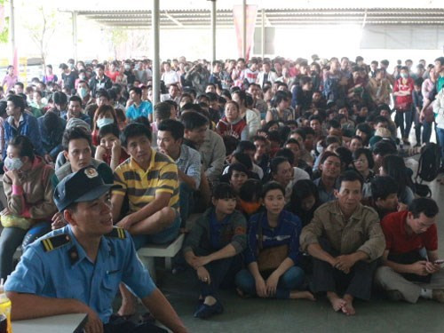 7. Vật vã, ngất xỉu, khóc lóc chờ mua vé về quê ăn Tết ở TP HCM. Sáng 31/1, tại Bến xe Miền Đông (Q. Bình Thạnh, TP HCM), Công ty Phương Trang bắt đầu bán vé xe Tết tuyến TP HCM - Quảng Ngãi, hàng nghìn người đã đến bến từ tờ mờ sáng, xếp hàng mong mua được tấm vé về quê ăn Tết.