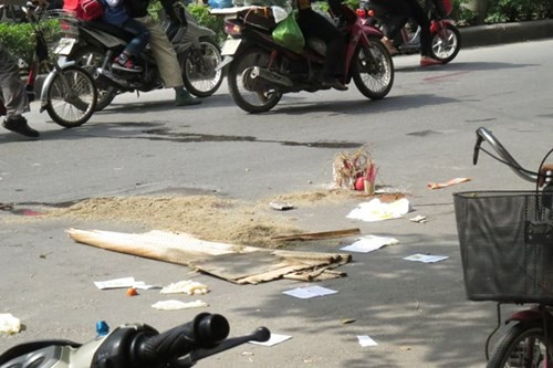 10. Thai phụ 7 tháng bị tai nạn tử vong, chồng gào khóc thảm thiết. Khoảng 10h30 sáng 26/1, trước cửa số nhà 299 Tôn Đức Thắng (An Đồng, An Dương, Hải Phòng) đã xảy ra một vụ tai nạn giao thông nghiêm trọng khiến 1 phụ nữ tử vong. Nạn nhân là chị Nguyễn Thị Thanh (27 tuổi, trú tại thôn Văn Tra – An Đồng – An Dương – Hải Phòng), đang mang thai ở tháng thứ 7.