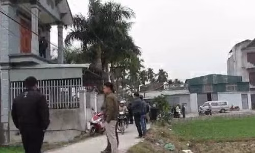 2. Án mạng kinh hoàng, chú rể bị sát hại đêm tân hôn ở Hải Phòng. Sáng 31/1, người dân thôn Đống Am (xã Thủy Đường, huyện Thủy Nguyên, Hải Phòng) bàng hoàng khi nghe tiếng kêu la từ nhà anh Nguyễn Tất Long (SN 1985). Khi tới nơi, người dân và người thân anh Long phát hiện anh này đã tử vong trong tình trạng nằm trên giường, cổ có vết cắt sâu. Nhiều vết máu được phát hiện xung quanh khu vực nạn nhân nằm.