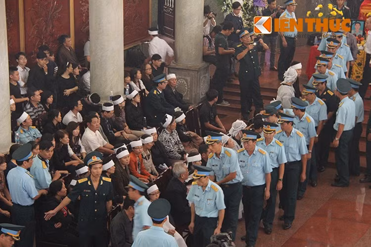 Đại tá Lê Văn Hạnh, Chính ủy Sư đoàn Không quân 370 - Quân chủng Phòng không không quân, cho biết: "Chiếc trực thăng xuất phát từ sân bay quân sự Tân Sơn Nhất, đang trên đường đến Tây Ninh tập bay để huấn luyện, đào tạo phi công. Trong quá trình bay thì xảy ra hỏng hóc động cơ nặng. Dù phi công có kinh nghiệm đã tìm cách xử lý nhưng bất thành. Tổ bay xác định tình huống nguy hiểm và đã tìm khu vực đất trống để đáp nhằm hạn chế thấp nhất thương vong cho người dân và đã rơi xuống nông trường ở huyện Bình Chánh”.