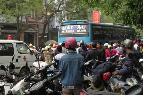 Vào thời điểm trên, chiếc xe chở khách của hãng Hải Âu, mang BKS 16N đang lưu thông theo hướng Hải Phòng - Hà Nội ở giữa lòng đường, còn chị Thanh điều khiển xe máy Airblade cùng chiều với ô tô. Phía trong cùng của đường, một người phụ nữ bán báo dạo bằng xe đạp, chở theo những chiếc vòng mây cồng kềnh. Do chạy xe sát nhau, chị Thanh bị ngoắc tay lái vào chiếc vòng mây của xe bán báo dạo, ngã ra đường và bị cuốn vào bánh sau của xe khách. Xe khách phanh gấp nhưng lúc này chị Thanh đã nằm sấp trên mặt đường, thành bụng bị bánh sau ô tô nghiền rách. 2 mẹ con nạn nhân không được cấp cứu kịp thời nên tử vong. Một lúc sau, chồng chị Thanh có mặt tại hiện trường và gào khóc thảm thiết trước thảm nạn này.