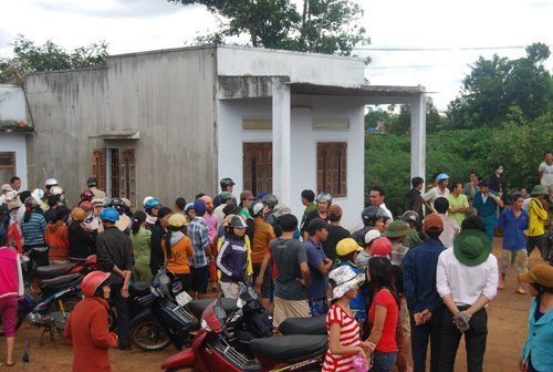 Nạn nhân Long mới tổ chức cưới vợ hôm 30/1 thì đến sáng hôm sau xảy ra vụ việc đau lòng trên.Vợ nạn nhân Long cho biết, sau đêm tân hôn, chị dậy sớm dọn nhà cửa thì nghe tiếng động trên phòng của vợ chồng. Khi chạy lên thì cánh cửa bị khóa trái, chị vội vàng chạy sang nhà người thân kêu cứu. Khi mọi người phá cửa vào thì phát hiện anh Long đã tử vong. Nguyên nhân vụ việc đang được điều tra, làm rõ. Ảnh minh họa.