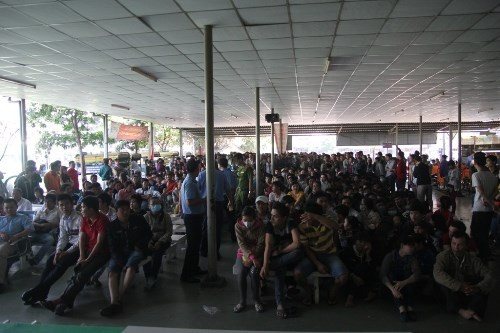 Lượng khách quá đông, lực lượng bảo vệ mỏng nên hãng xe phải nhờ hỗ trợ từ phía công an để giữ trật tự, đảm bảo an ninh. Nhiều người đến từ 2h sáng để đợi mua vé. Một số cô gái mệt mỏi trong sự xô đẩy từ những người phía sau muốn chen lên. Nhiều người đã bật khóc vì không chịu nổi sức ép trong đám đông hỗn loạn. Trong tình trạng lộn xộn đến đỉnh điểm, một cô gái đã ngất xỉu, được nhân viên nhà xe nhanh chóng tách khỏi đám đông, đưa vào khu vực riêng của nhà xe để chăm sóc.