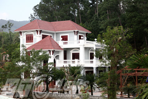 Quyết định xử phạt ông Thạch và ông Quang (về hành vi xây dựng trái phép) nêu rõ hai cá nhân này đã tổ chức thi công công trình nhà ở trên phần đất không được phép xây dựng thuộc dự án khu du lịch nghỉ dưỡng Làng Vân. Theo đó, ông Thạch và ông Quang mỗi người đều bị xử phạt số tiền 22,5 triệu đồng, thời hạn tháo dỡ biệt thự là trong vòng 35 ngày kể từ ngày nhận quyết định. Ngoài ra, ông Quang còn bị phạt tiền 15 triệu đồng về hành vi tự ý chuyển đổi mục đích sử dụng đất rừng đặc dụng, đất rừng phòng hộ, đất rừng sản xuất mà không được cơ quan nhà nước có thẩm quyền cho phép.